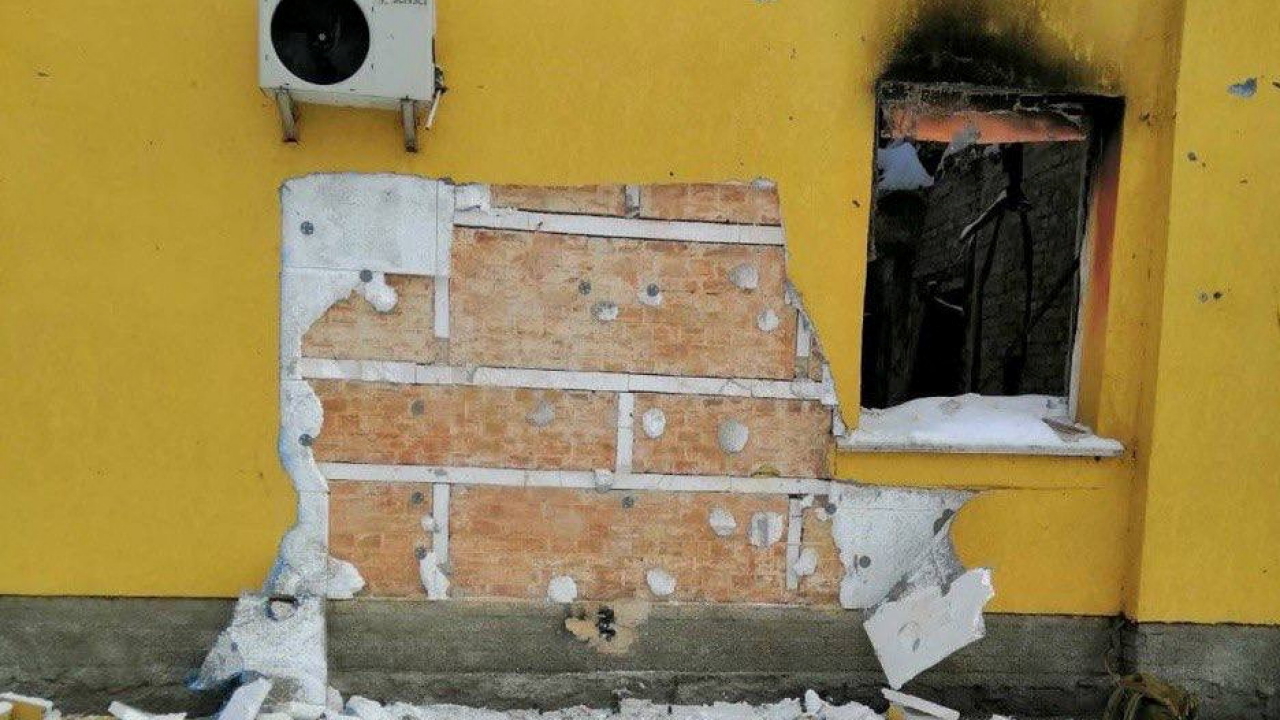 Ein Loch in der Wärmedämmung einer Hauswand in Hostomel, Kiew | via REUTERS