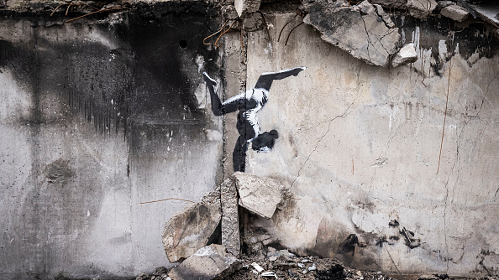 Graffiti des Künstler Banksy auf einer Wand in der Ukraine. | Getty Images