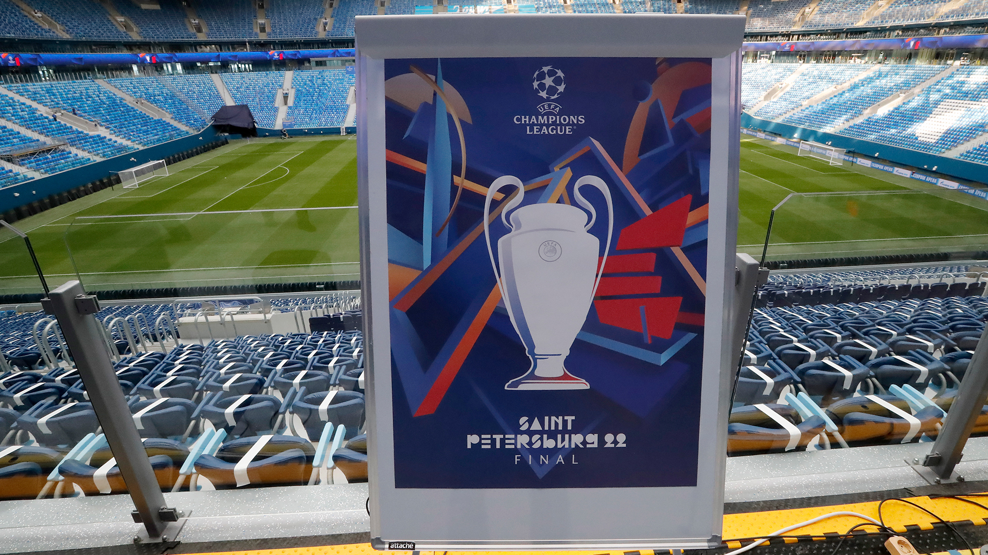 Das offizielle Banner des UEFA-Champions-League-Finales 2022 im Krestowski-Stadion in St. Petersburg. | EPA