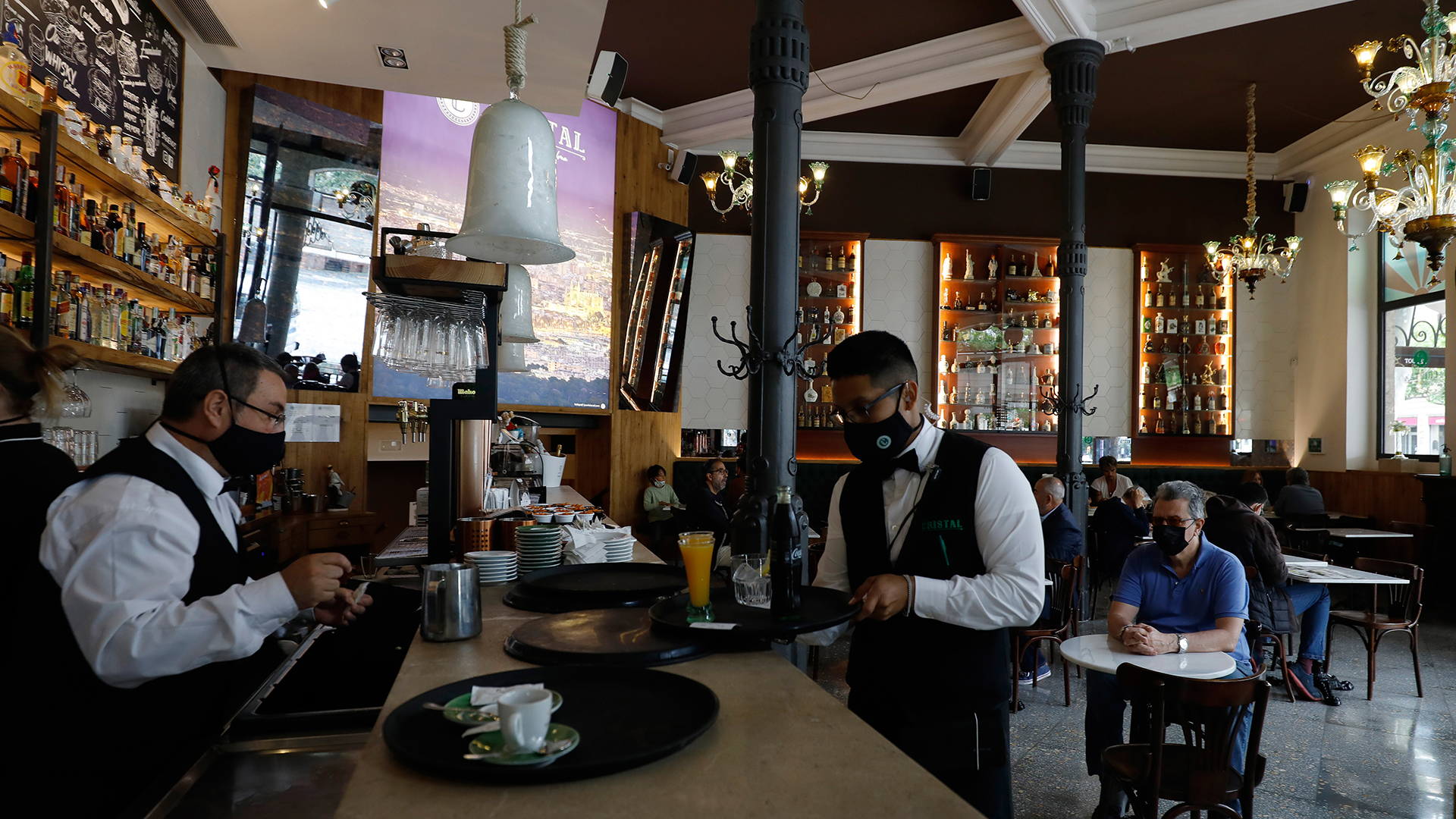 Kellner arbeiten in einer Bar auf Mallorca. | picture alliance/dpa