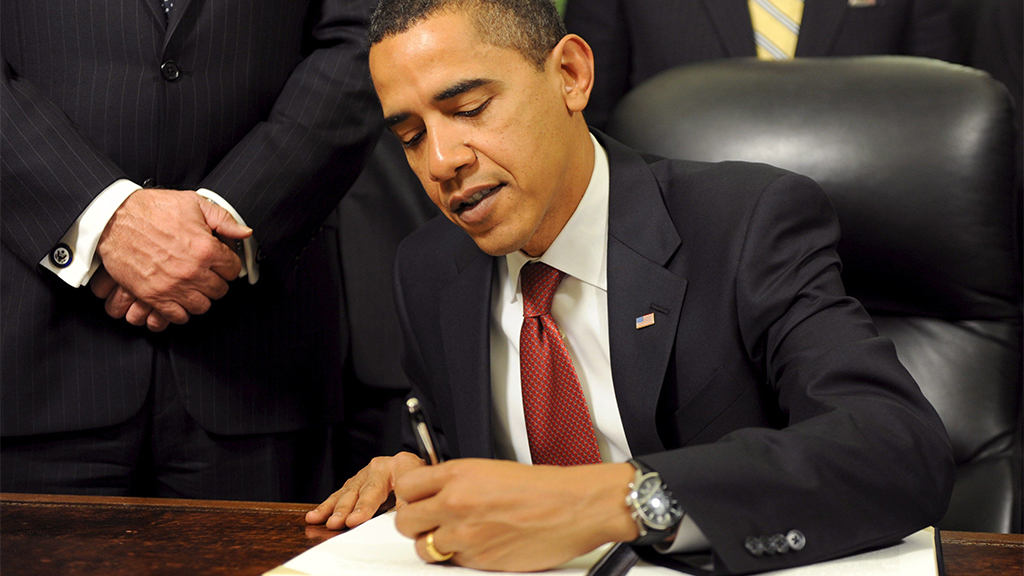 Barack Obama unterschreibt die Anordnung zur Schließung des Gefangenenlagers in Guantánamo auf Kuba. | picture-alliance/ dpa