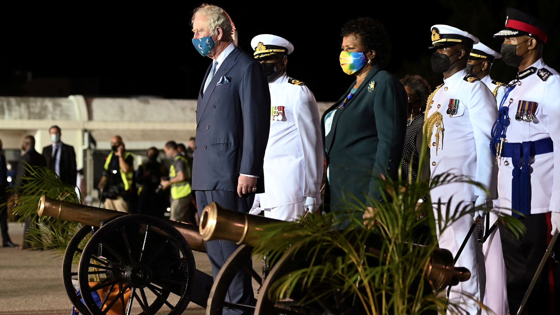 Prinz Charles mit Barbados künftiger Präsidentin Sandra Mason bei seinem feierlichen Empfang am Grantley Adams-Flughafen (Foto vom 29.11.2021). | REUTERS