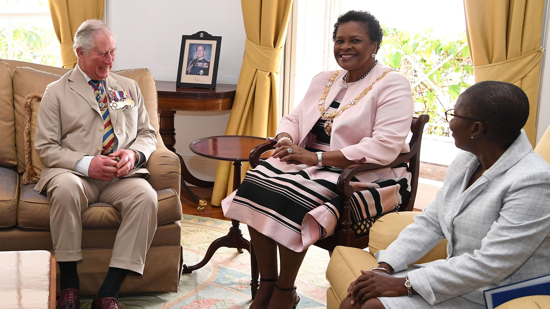 Prinz Charles bei Barbados damaliger Generalgouverneurin Sandra Mason | picture alliance / empics