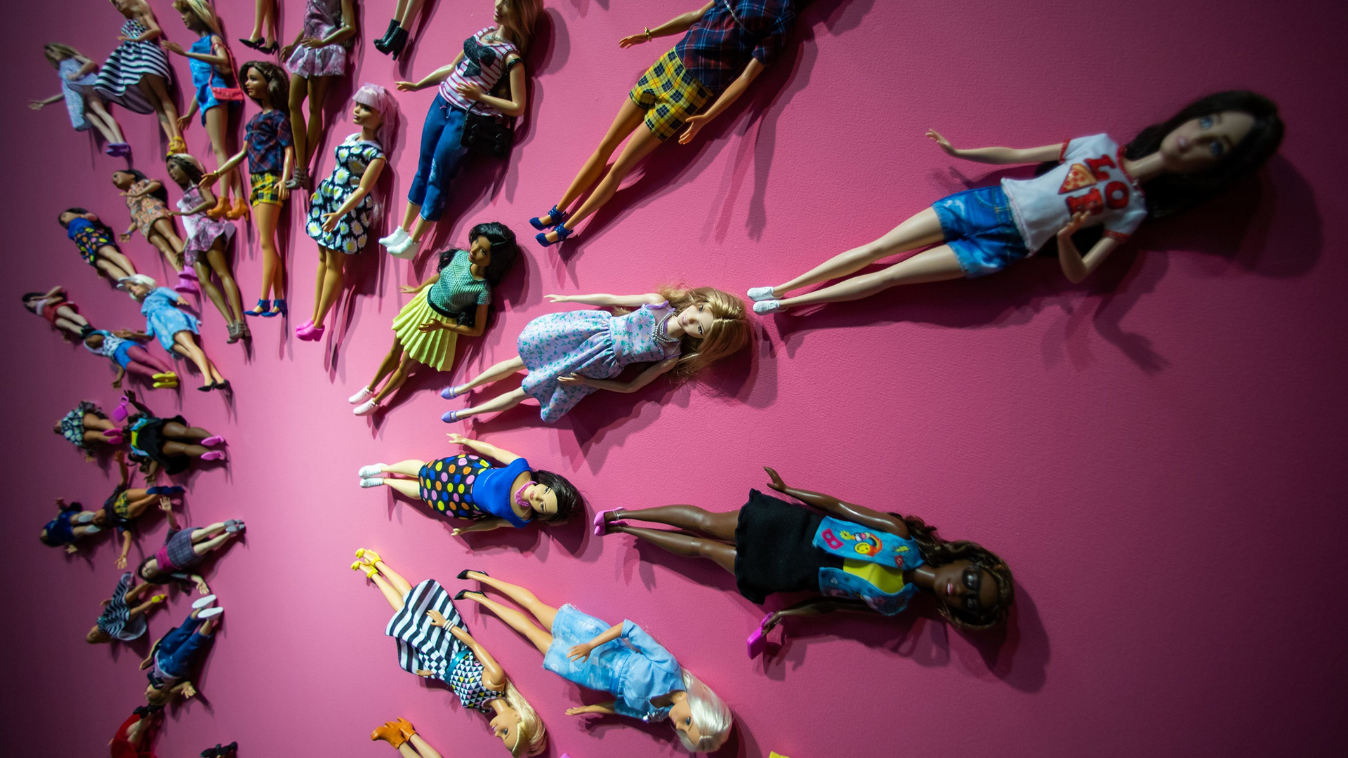 Barbie-Puppen hängen während der Spielwarenmesse zu Präsentations-Zwecken an einer Wand am Stand von Mattel | dpa
