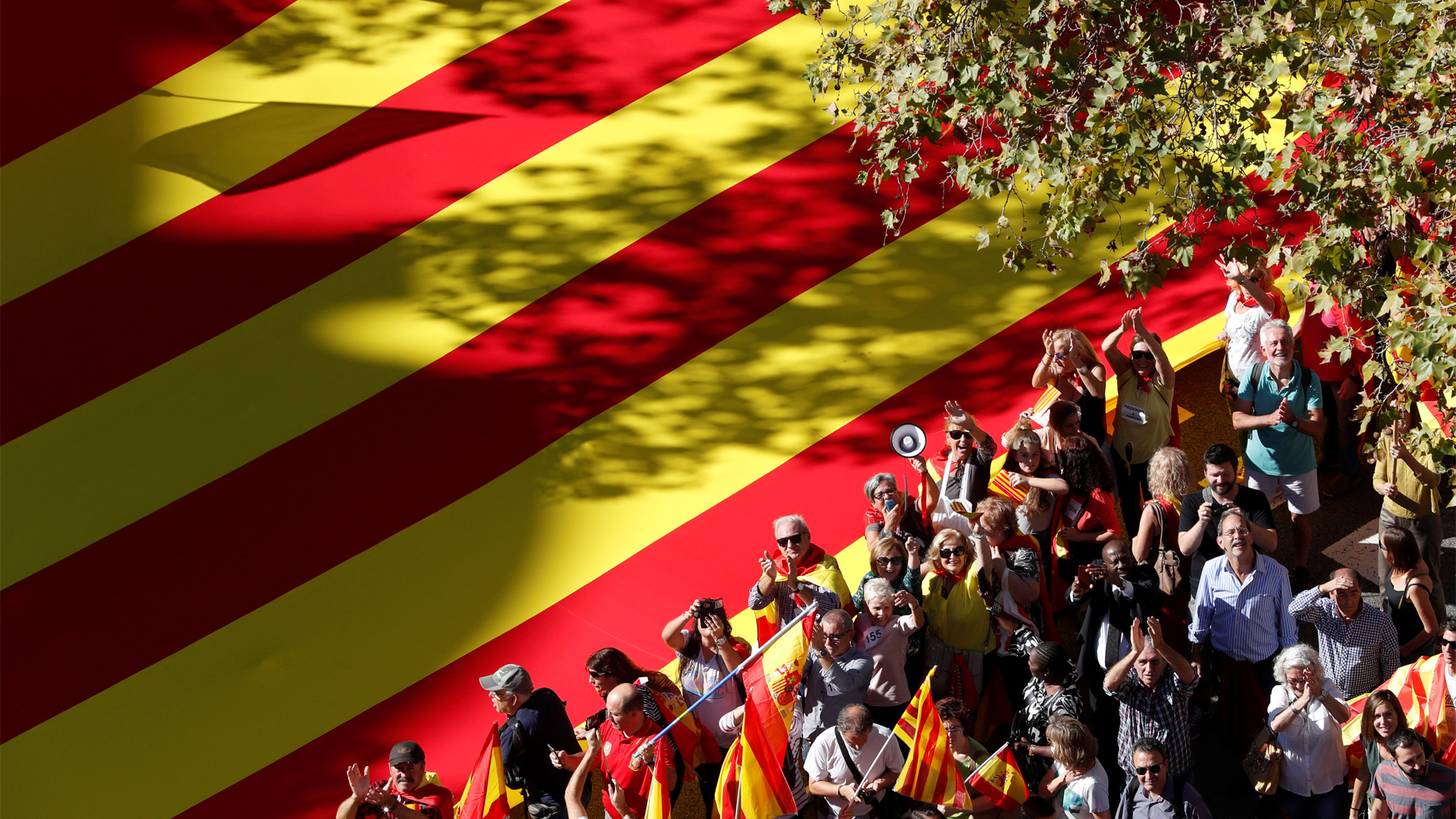 Für Spanien, für die Einheit des Landes: In Barcelona sind Hunderttausende Menschen gegen die Unabhängigkeit Kataloniens auf die Straße gegangen. | REUTERS