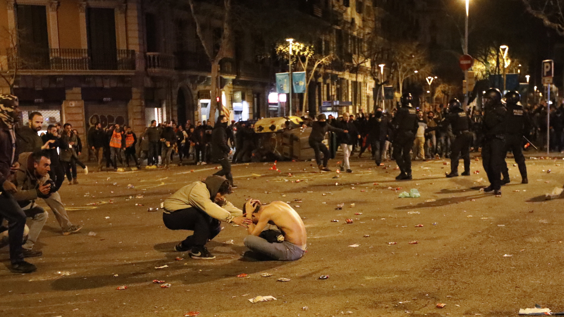 Ein Demonstrant sitzt auf einer Straße in Barcelona. | dpa