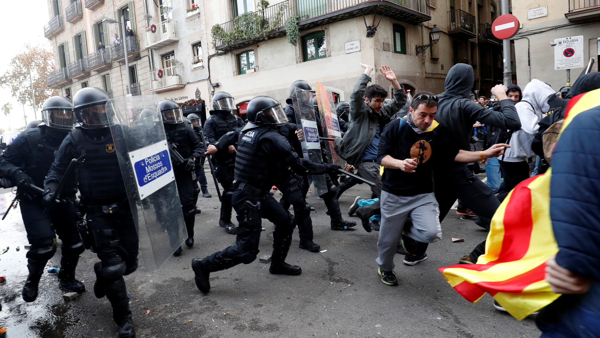 Demonstranten und Polizisten liefern sich Kämpfe. | Bildquelle: REUTERS