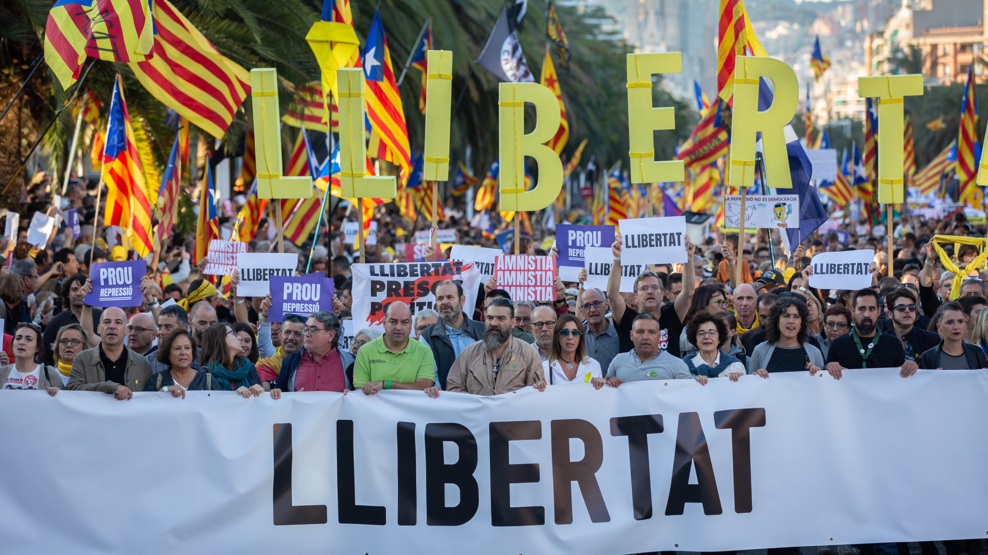 Katalanen demonstrieren erneut auf Barcelonas Straßen | dpa