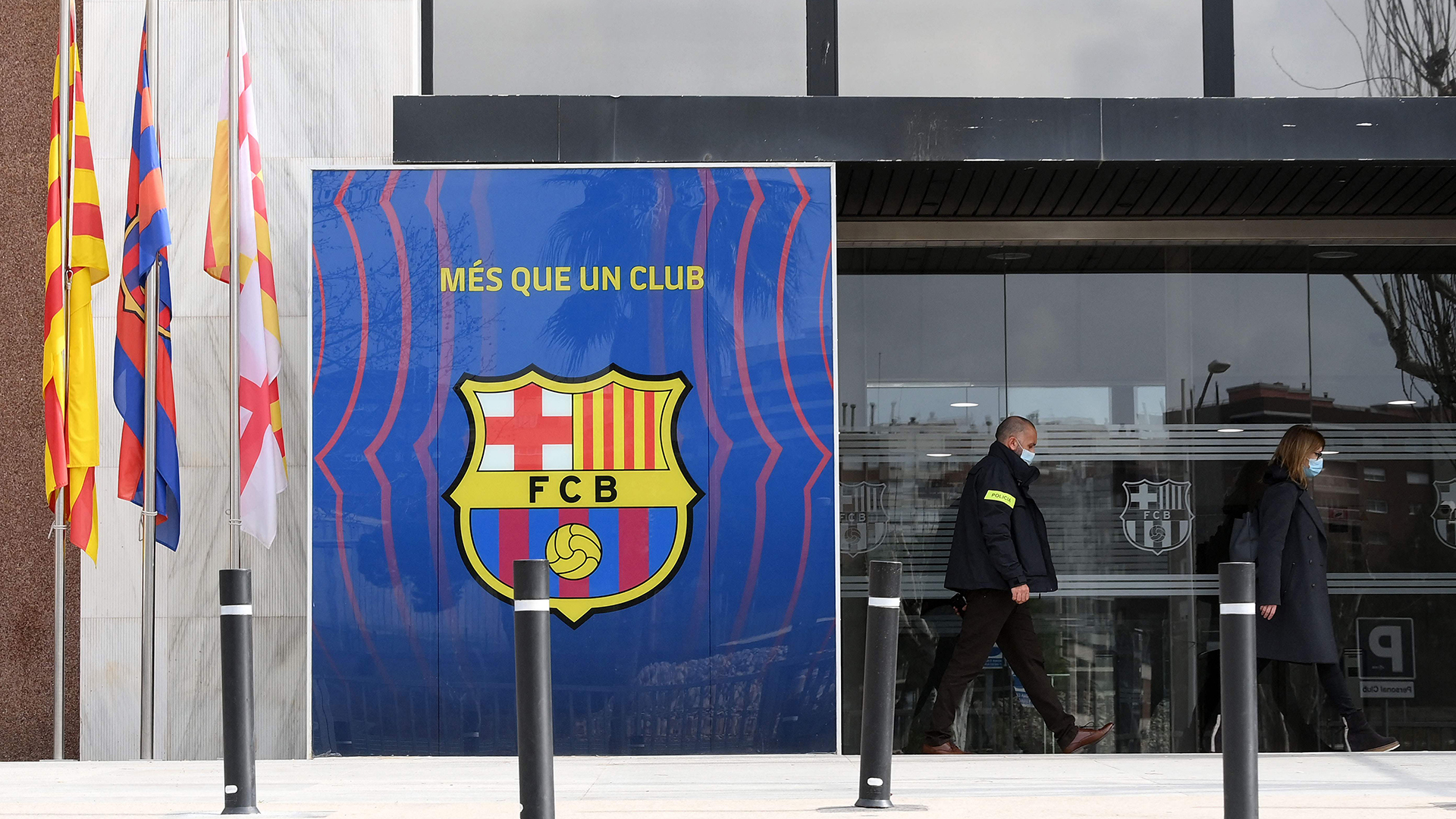 Polizeibeamte verlassen das Gebäude des FC Barcelona | AFP