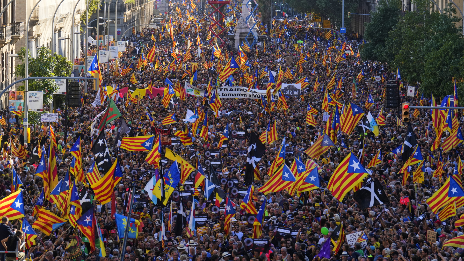 Tausende Menschen demonstrieren in Barcelona für die Unabhängigkeit Kataloniens | EPA