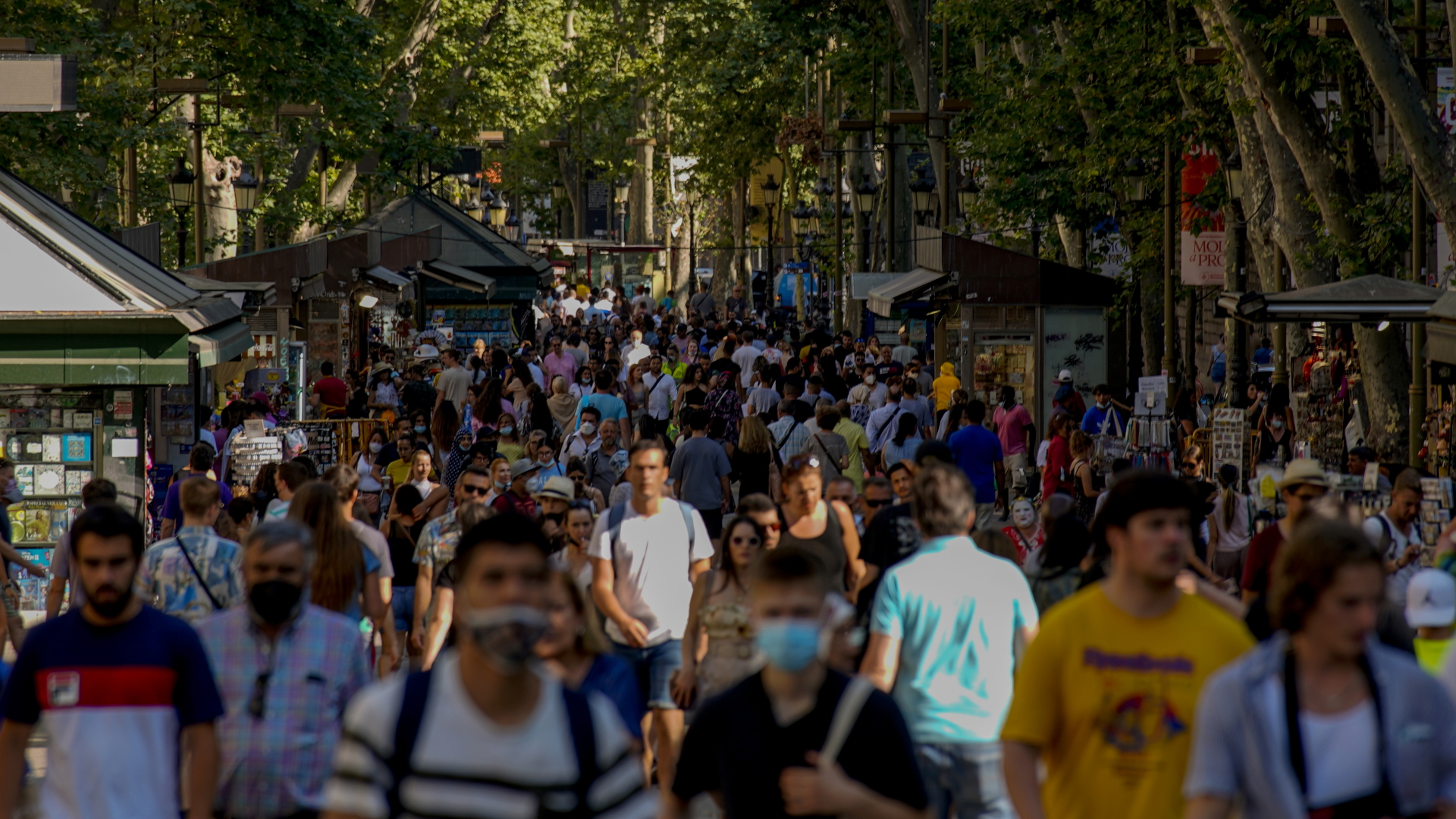 Menschen auf Las Ramblas in Barcelona | dpa