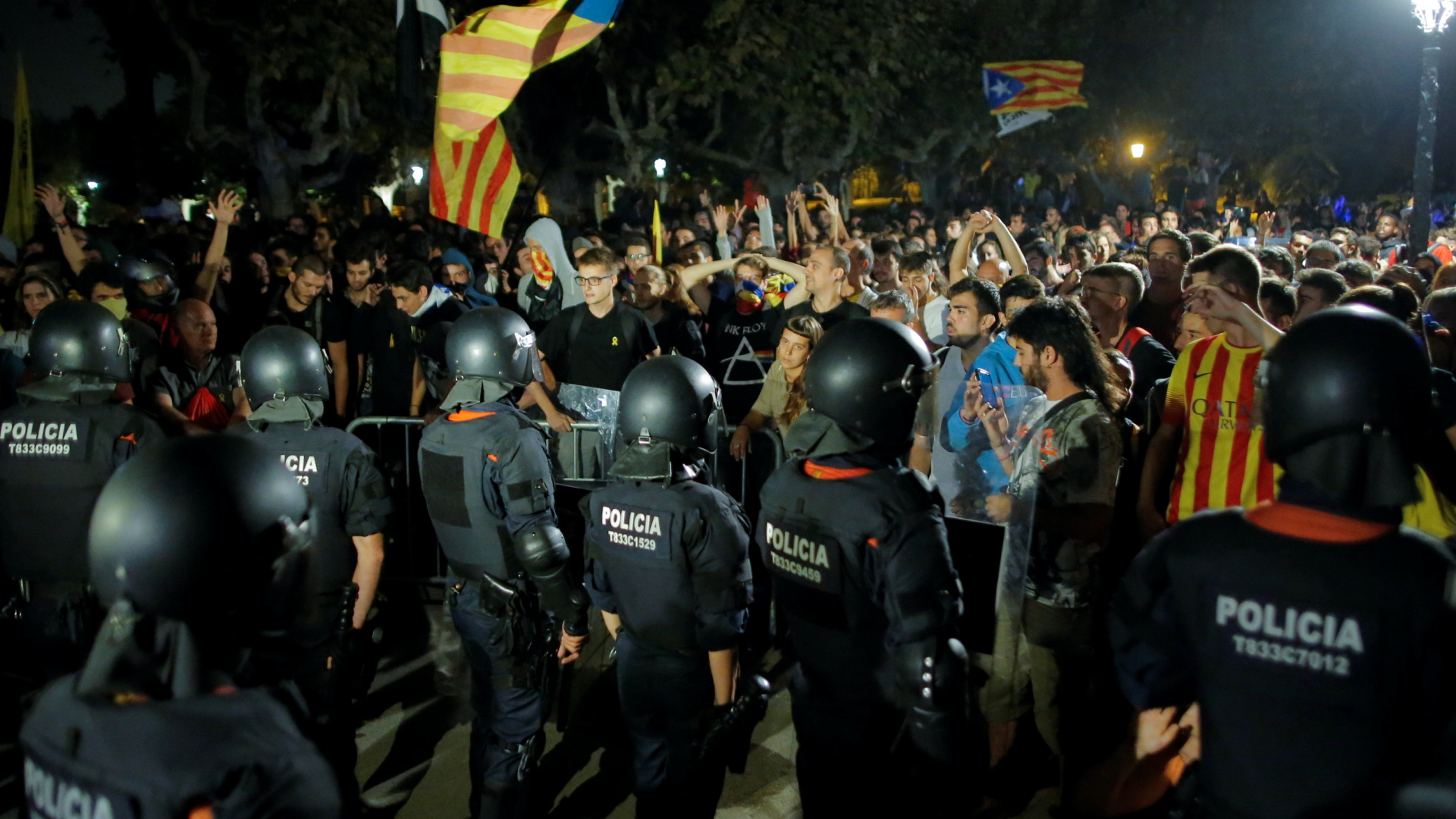 Polizisten und Demonstranten vor dem katalanischen Parlament in Barcelona | Bildquelle: REUTERS