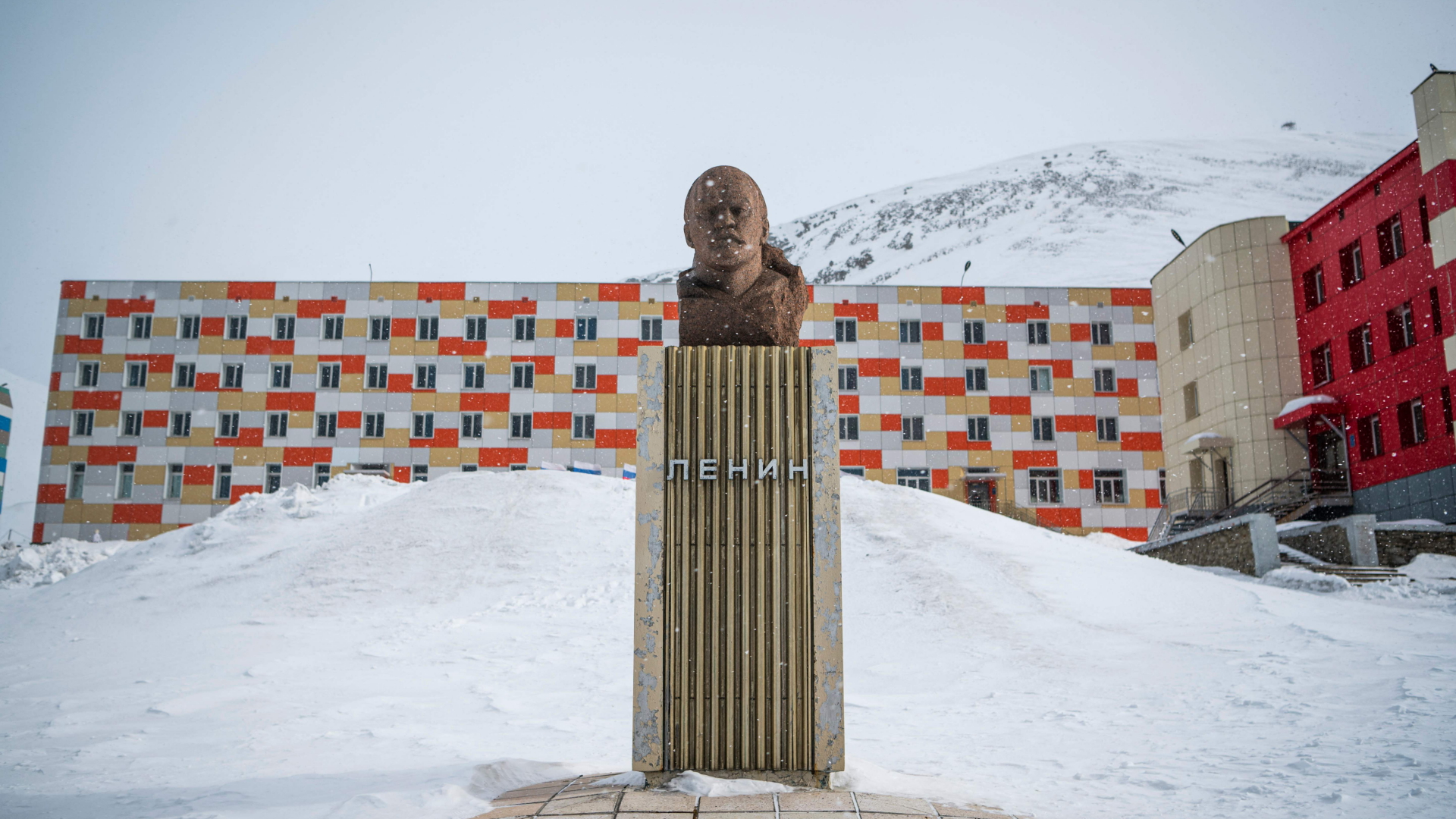 Vor einem Hochhaus in Barentsburg (Norwegen) steht eine Lenin-Büste | AFP