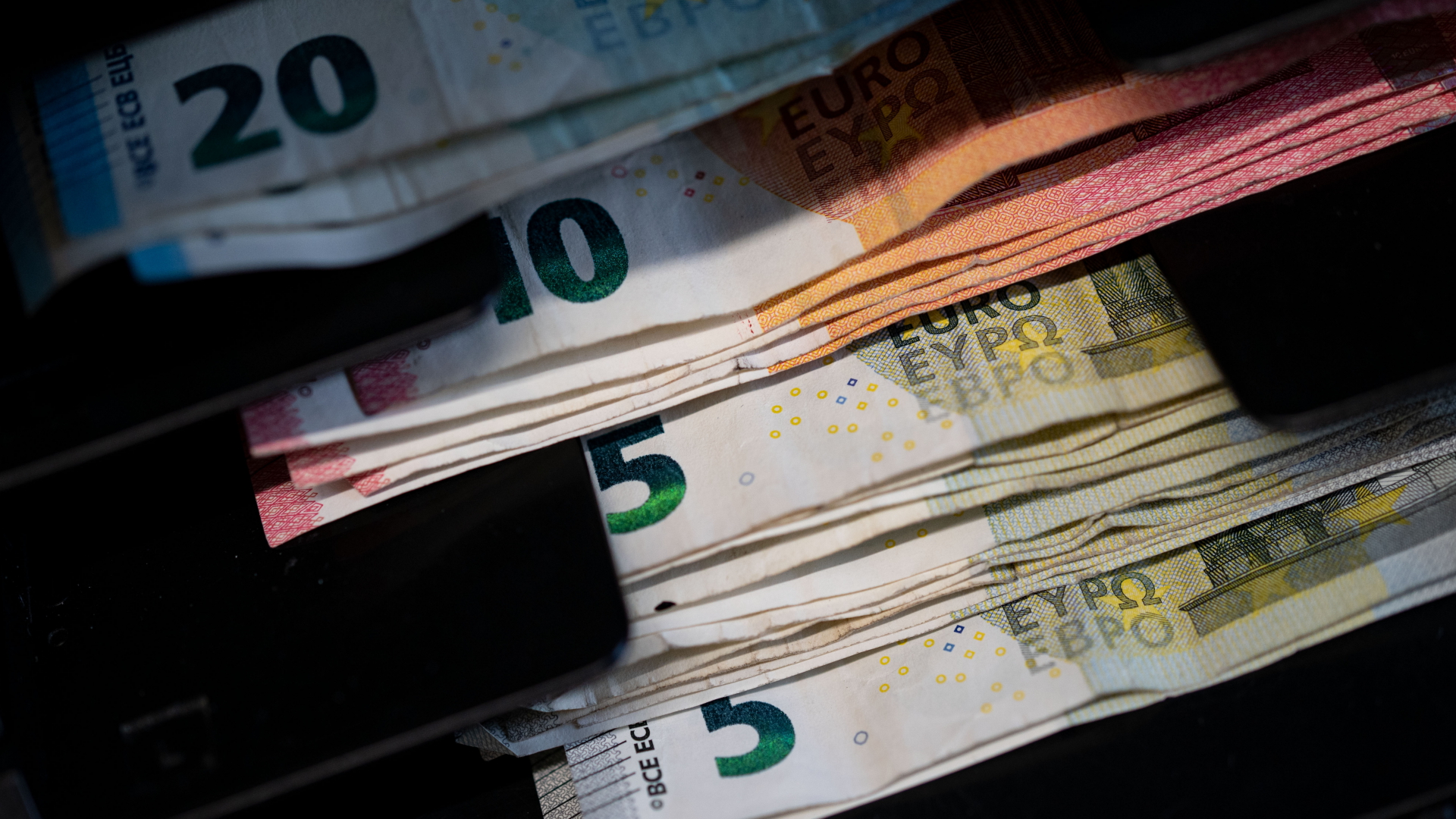 Euro-Scheine liegen auf einem Stapel | dpa