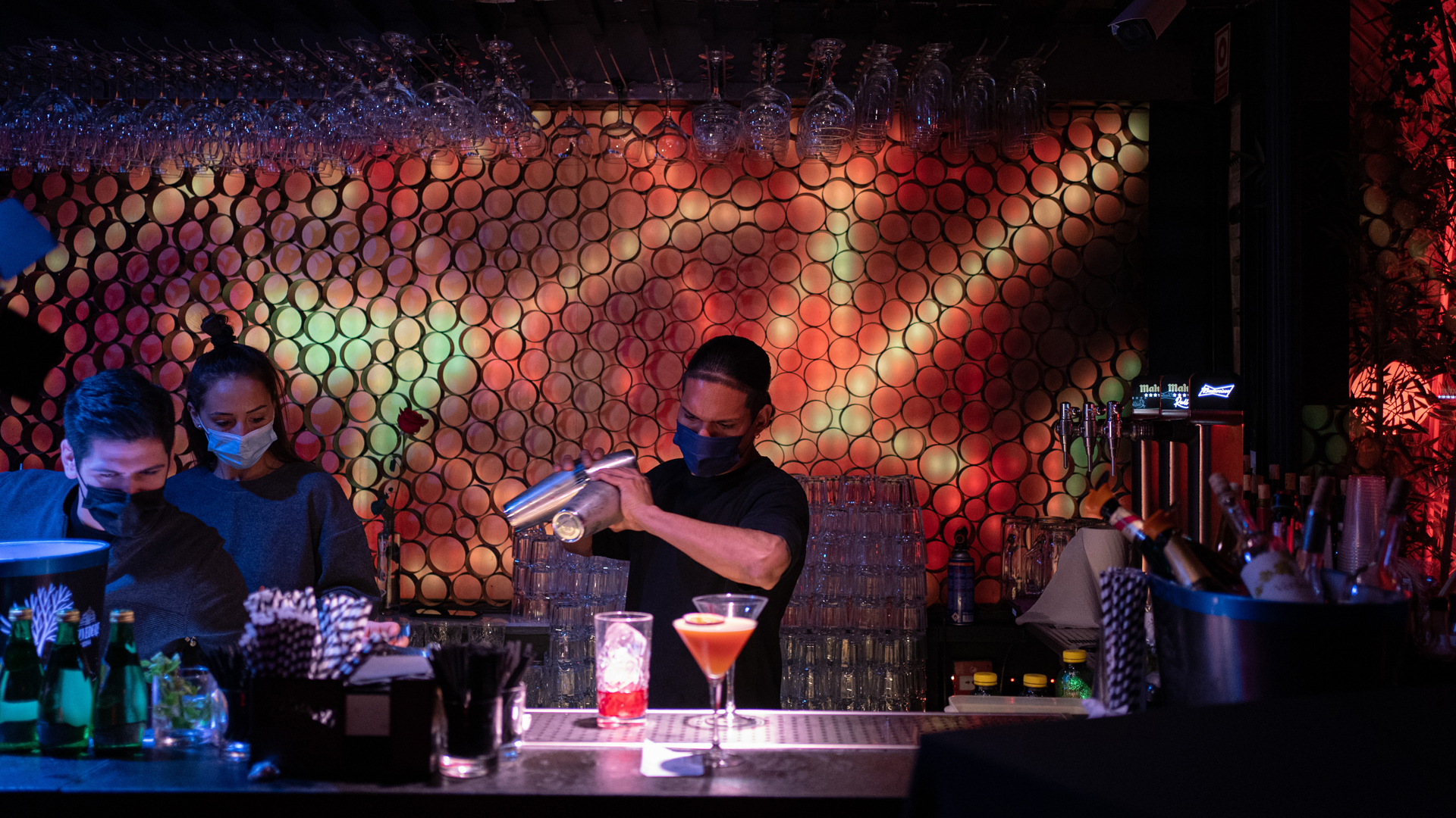 Ein Barkeeper bereitet Cocktails in einem Nachtclub in Barcelona zu.  | dpa