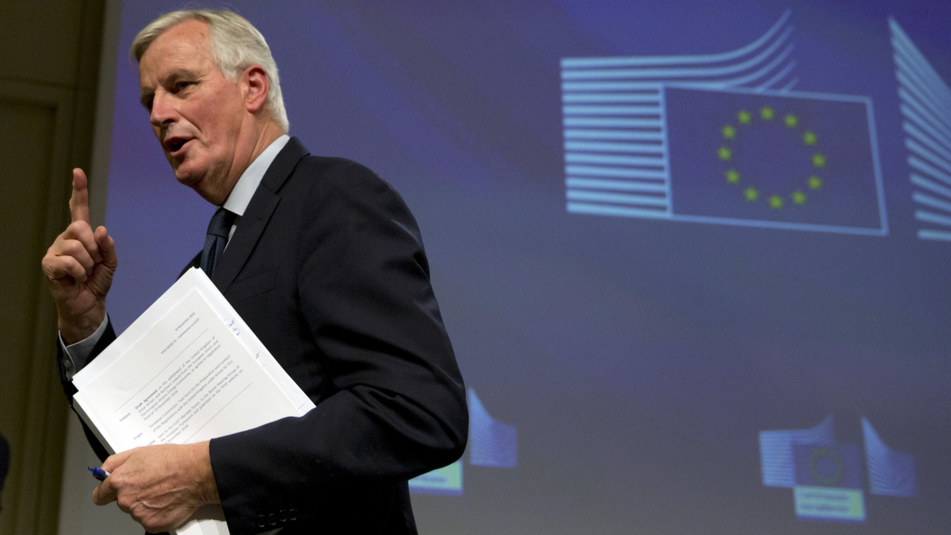 Barnier mit dem Entwurf für den Brexit-Vertrag | dpa