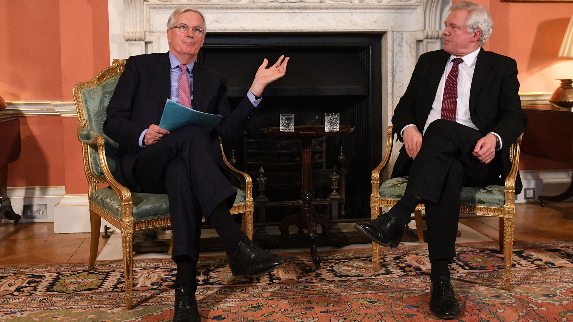EU-Chefunterhändler Michel Barnier (l) unterhält sich mit Brexit-Minister David Davis in Downing Street No 10. | dpa