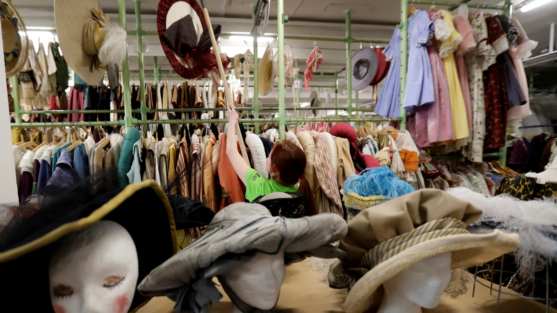 Eine Mitarbeiterin der Barrandov-Studios sortiert Kleider im Kostümfundus | REUTERS