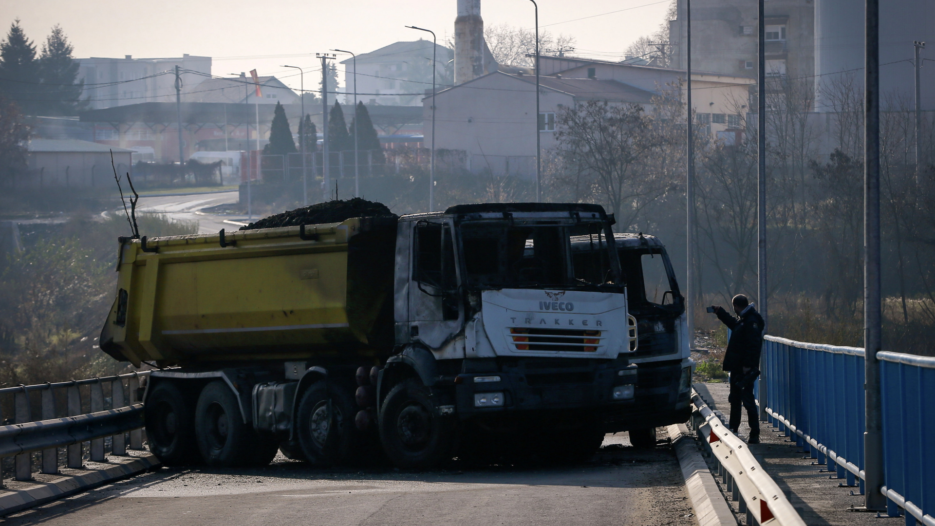 Eine Straßenblockade in der Nähe der Stadt Mitrovica, Kosovo | AP