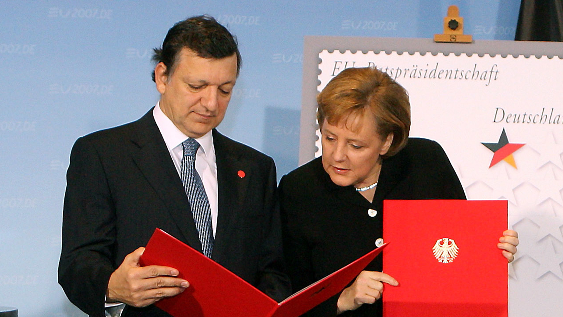 Jose Manuel Barroso und Angela Merkel schauen in eine Mappe | picture-alliance/ dpa