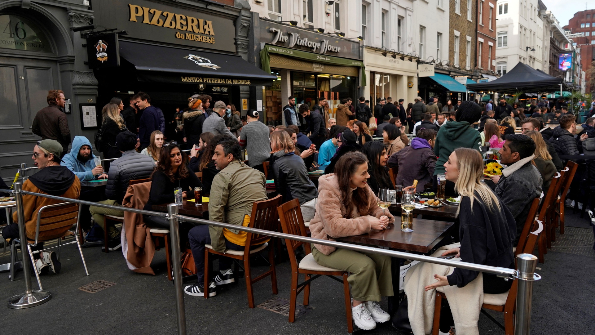 Menschen sitzen vor mehreren Kneipen im Londoner Viertel Soho | AFP