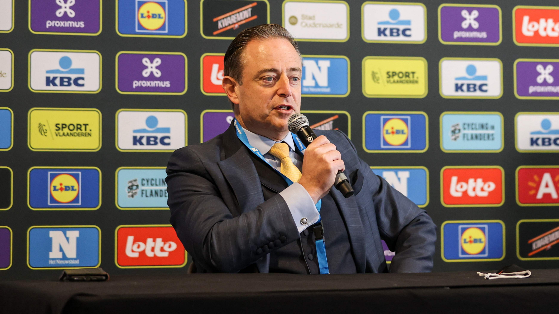 Bart De Wever bei einer Pressekonferenz zur "Tour des Flandres". | AFP