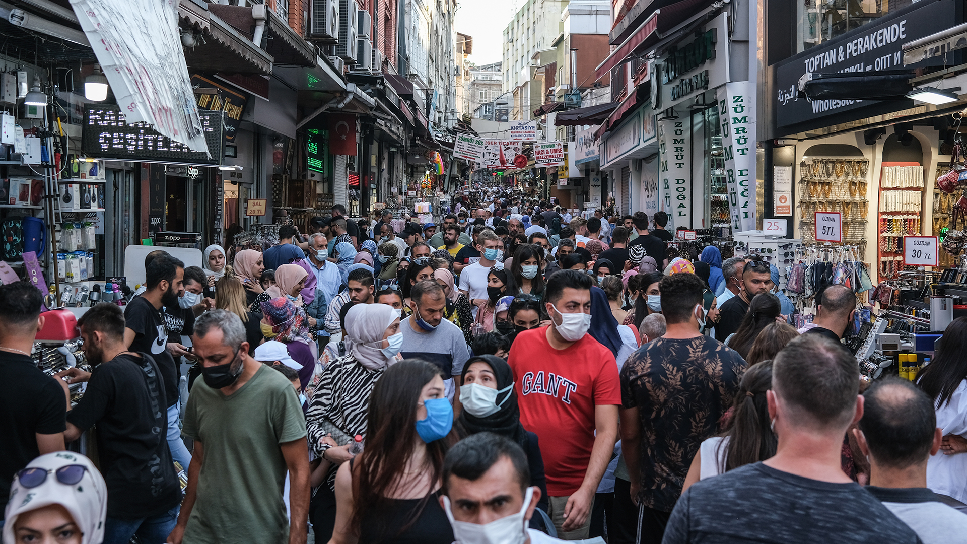 Menschen drängen sich über den historischen Großen Basar in Istanbul. | EPA