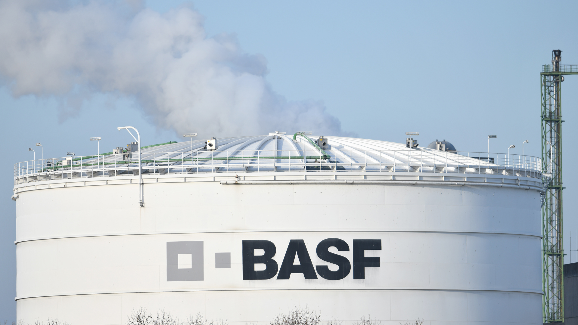 Der Chemiekonzern BASF in Schwarzheide plant die Produktion von Hand-Desinfektionsmitteln als Reaktion auf Engpässe in der Corona-Krise.  | dpa