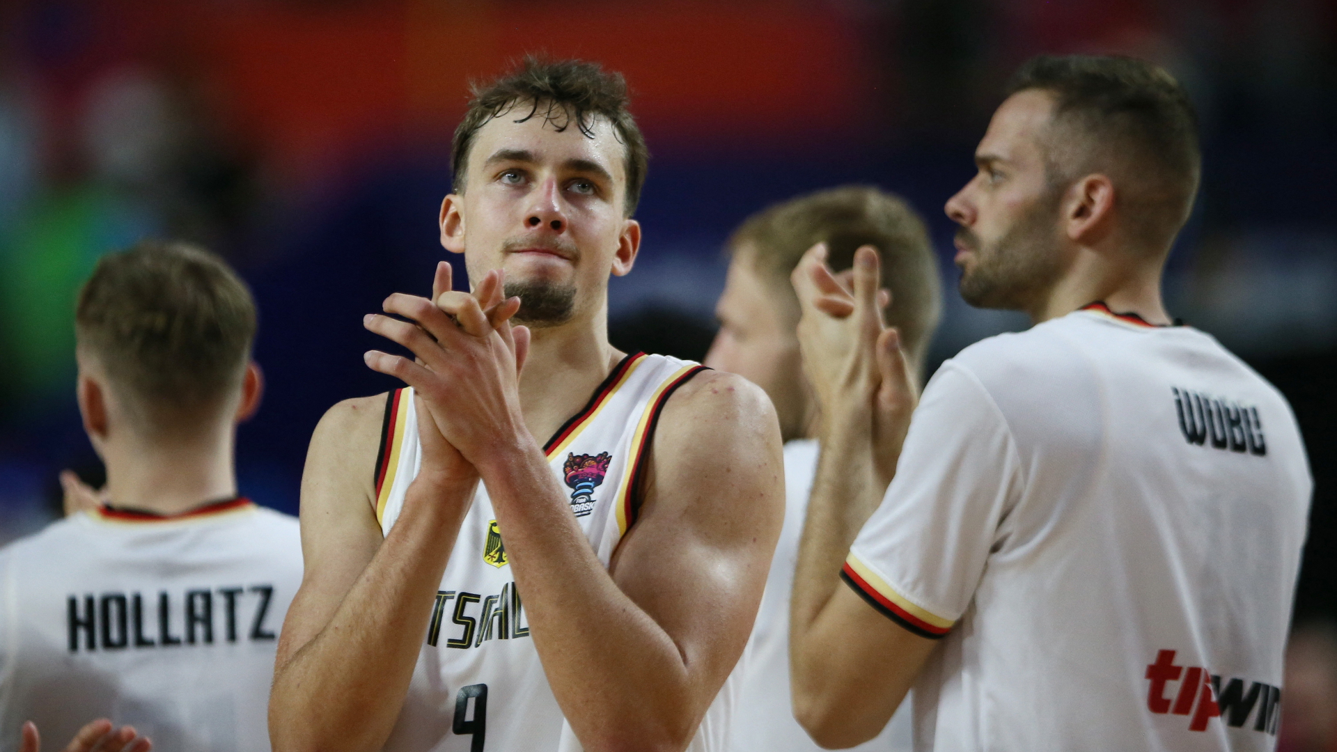 Niedergeschlagenheit bei den deutschen Basketballern nach dem Spiel gegen Slowenien | REUTERS