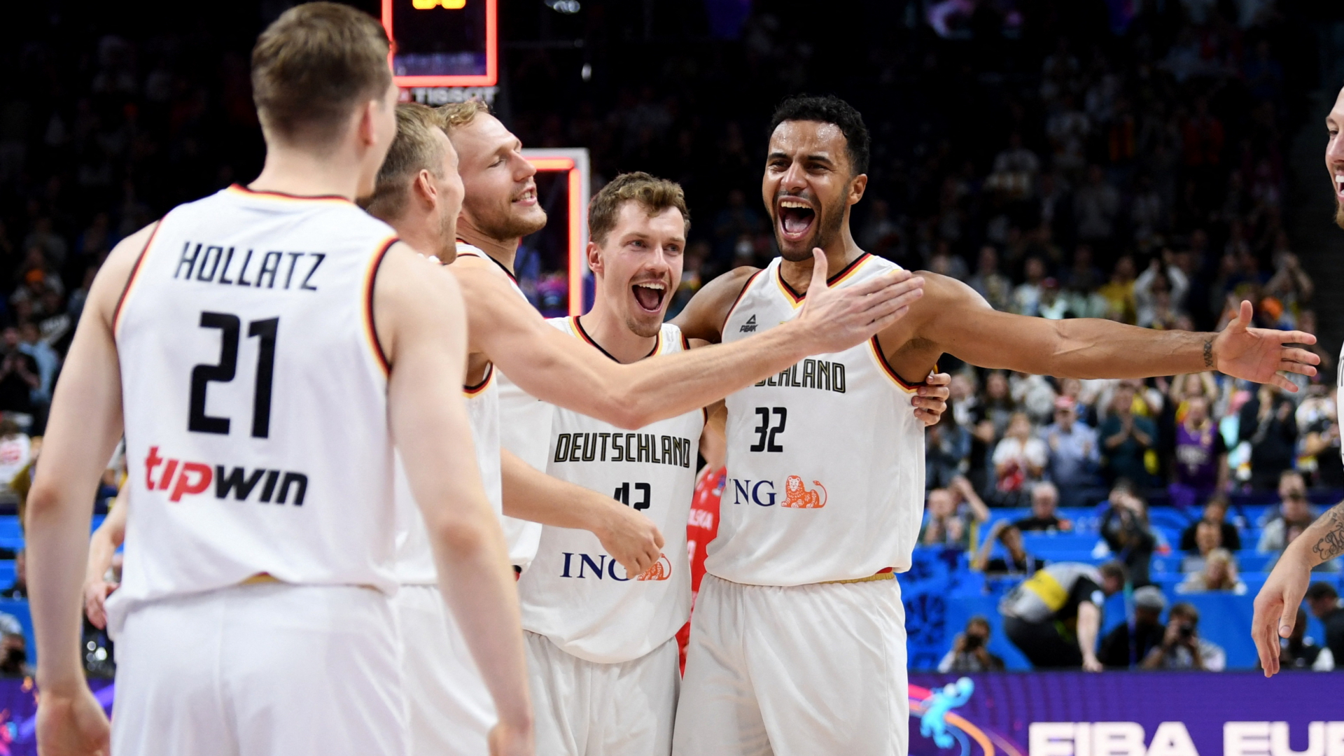 Deutsche Basketballer feiern die EM-Bronzemedaille | REUTERS