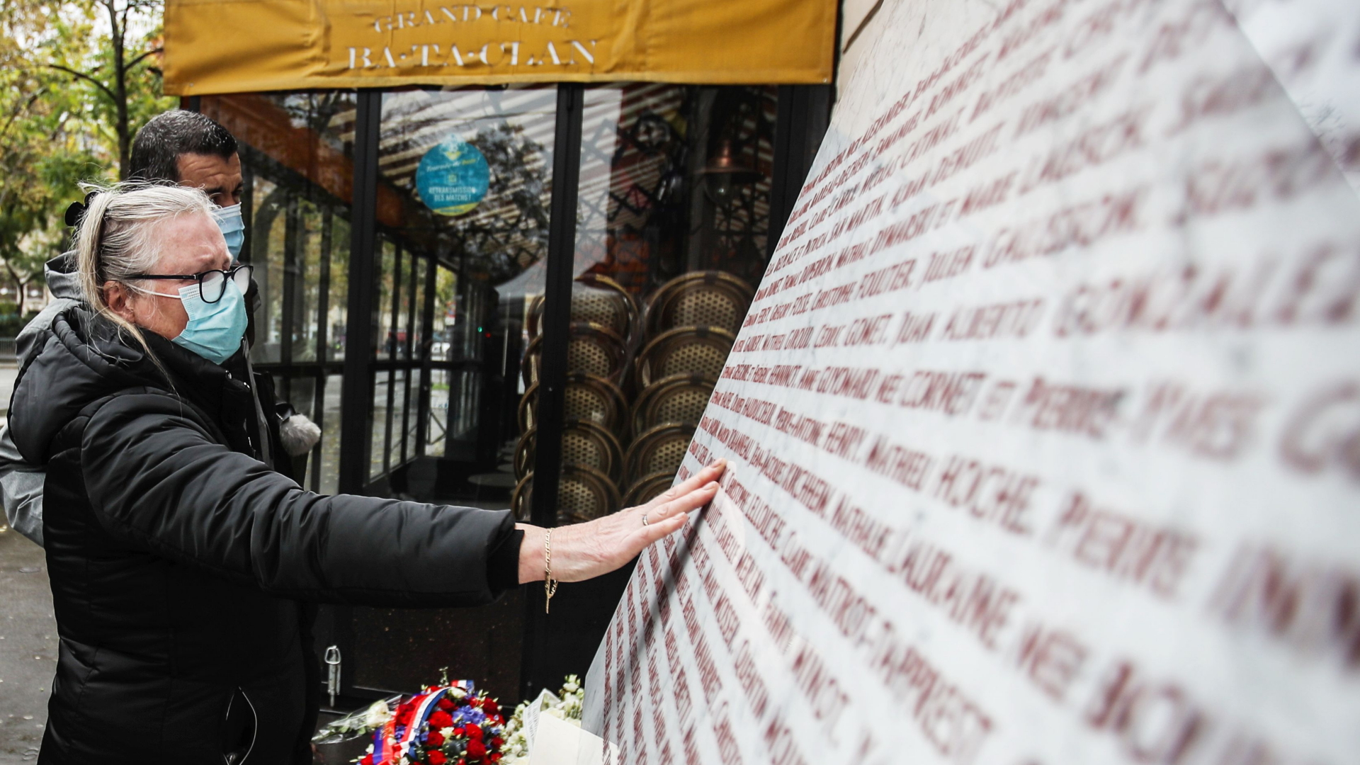 Eine Frau berührt die Gedenktafel, die an die Opfer des Bataclan-Anschlages in Paris erinnert. | Mohammed Badra/EPA-EFE/Shutterst