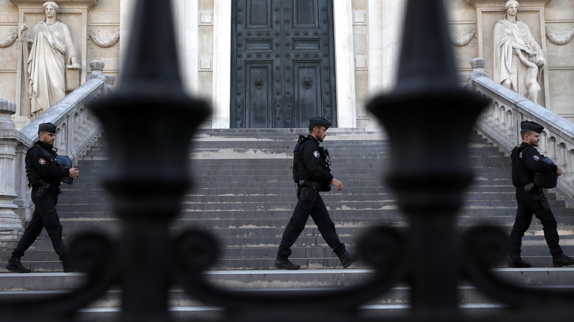 Polizisten vor dem Gerichtsgebäude in Paris | EPA
