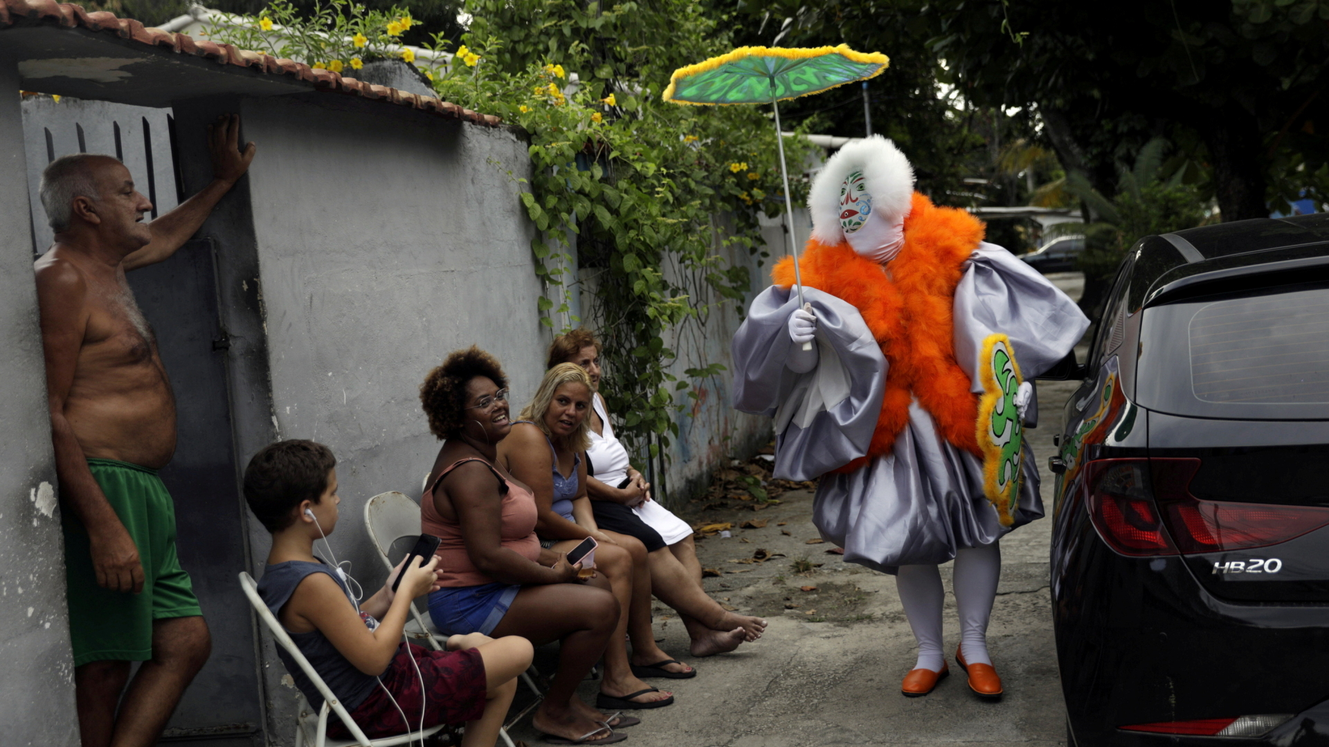 Ein kostümierter "Ballschläger" kommt in einem Vorort von Rio den Zuschauern ganz nah. | REUTERS