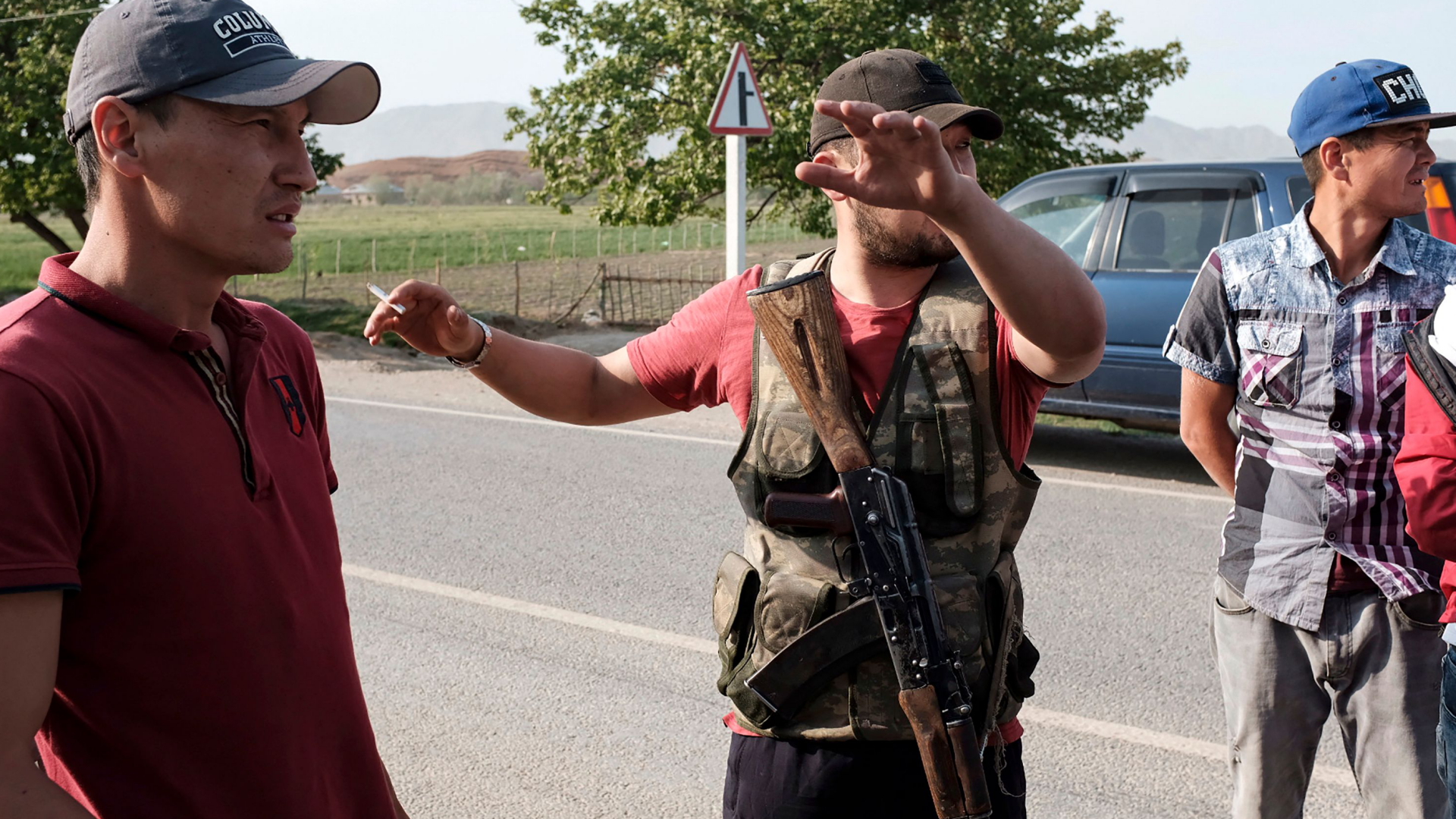 Bewaffnete Männer bewachen eine Straße in der kirgisischen Region Batken.