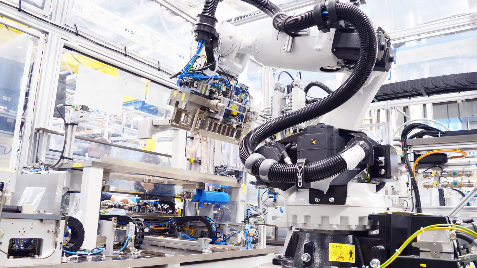 Roboter unterstützen bei der Batteriefertigung bei Bosch