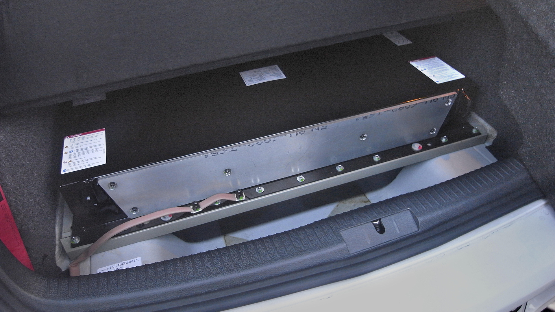 Eine Batterie unter einer Pkw-Kofferraumabdeckung | picture alliance / blickwinkel/M