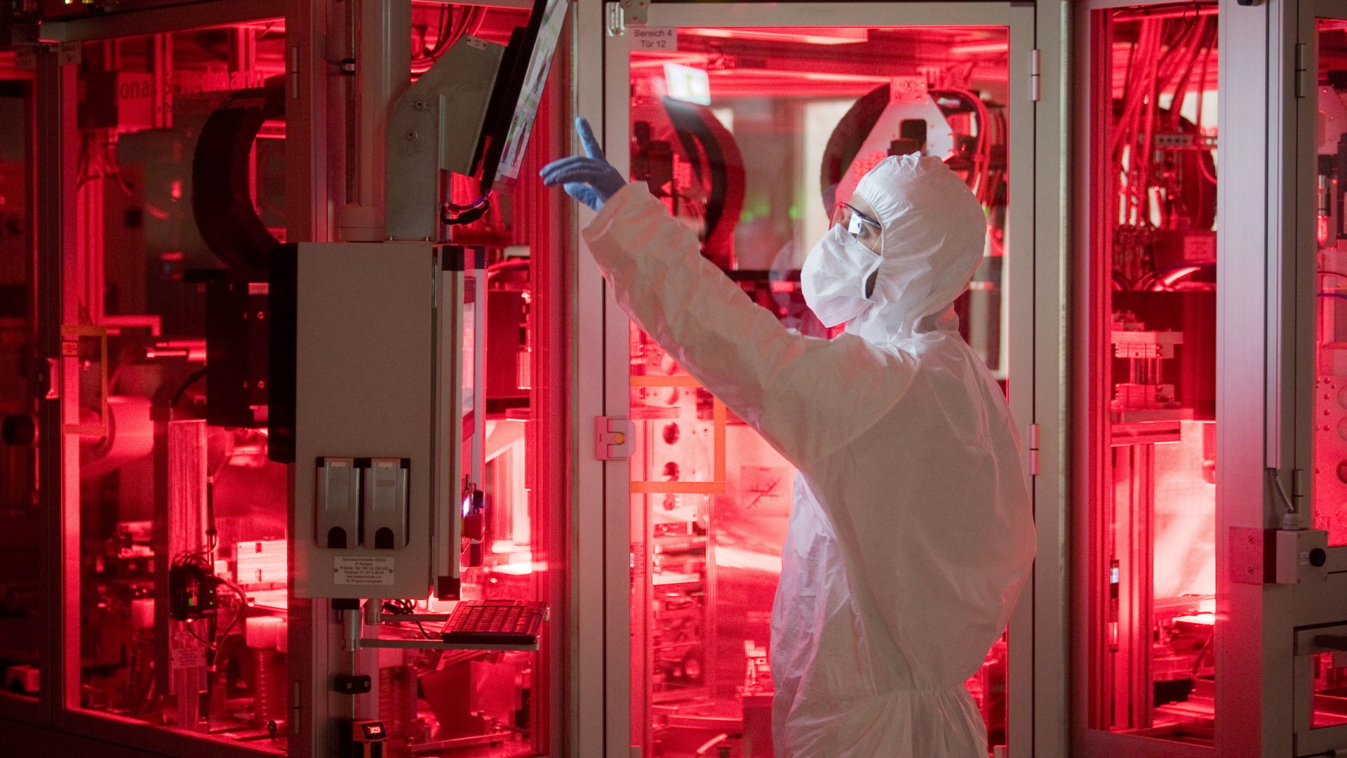 Ein Volkswagen-Mitarbeiter steht in einem Reinraum zur Produktion von Batteriezellen im VW Werk Salzgitter. | dpa