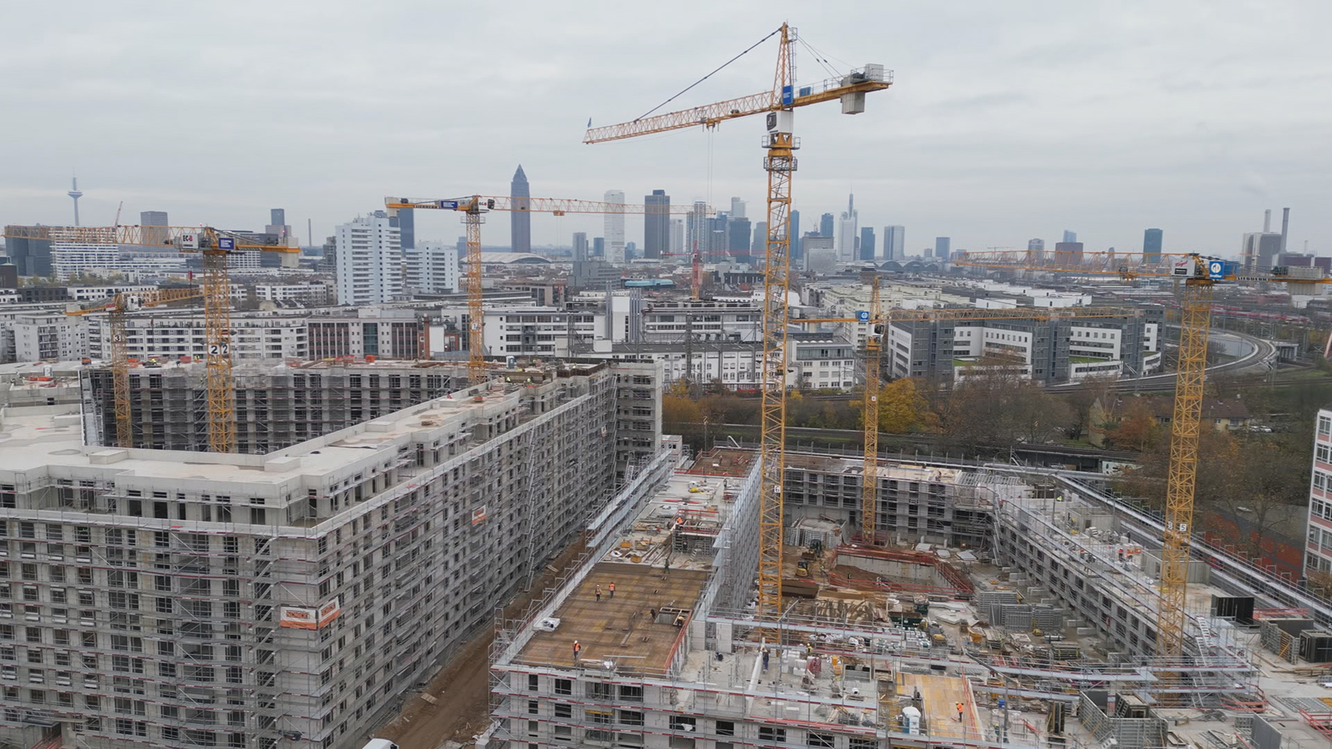 Blick auf den Bau eines Telehouse-Rechenzentrums und ein Neubaugebiet in Frankfurt am Main. | hr