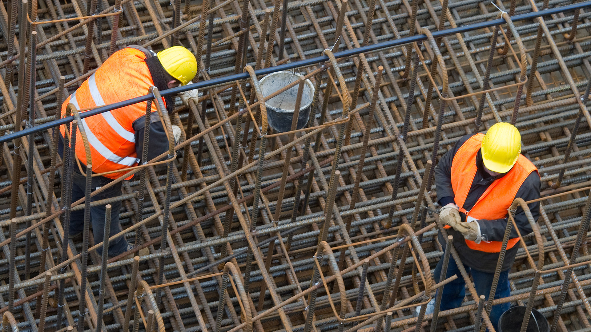 Men work on a construction site | dpa