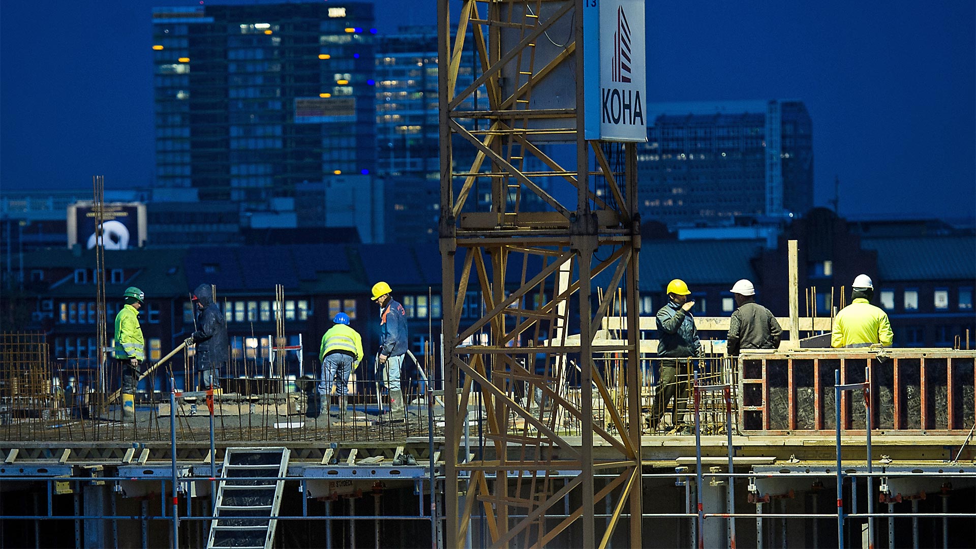 Bauarbeiter arbeiten auf einer Baustelle in der Hafencity in Hamburg.