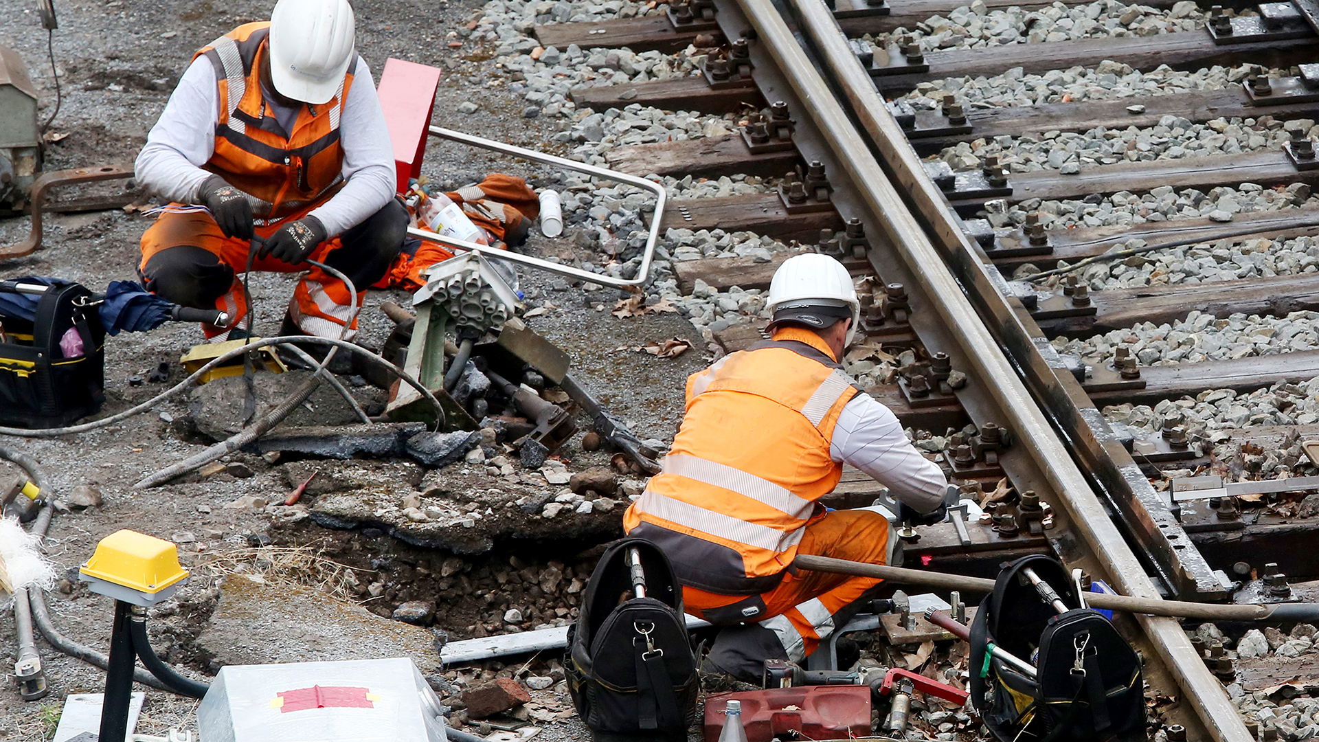 Arbeiter reparieren auf der Strecke zwischen Essen und Duisburg das Schienennetz.