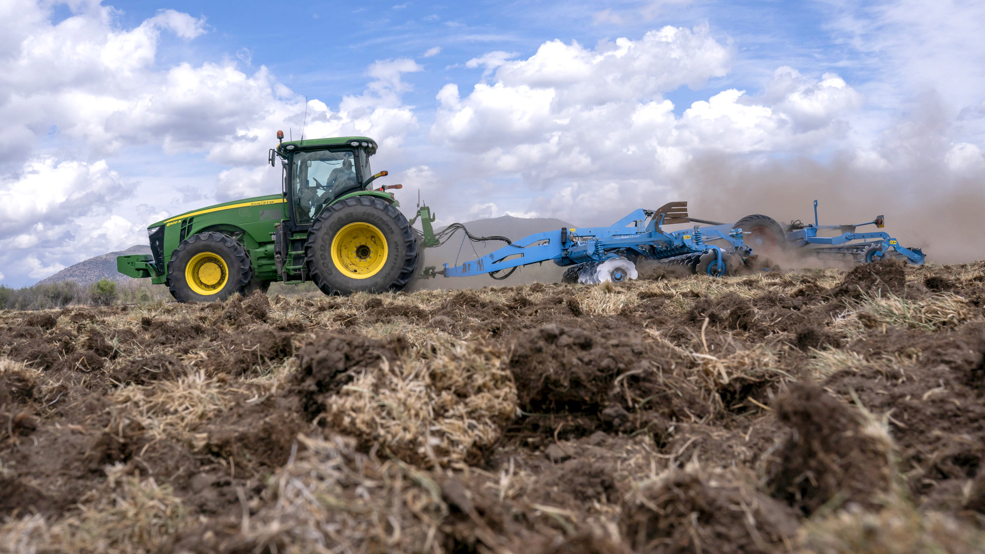 Traktor pflügt in Kalifornien ein Feld um, das wegen Wassermangels nicht bestellt werden kann | AP