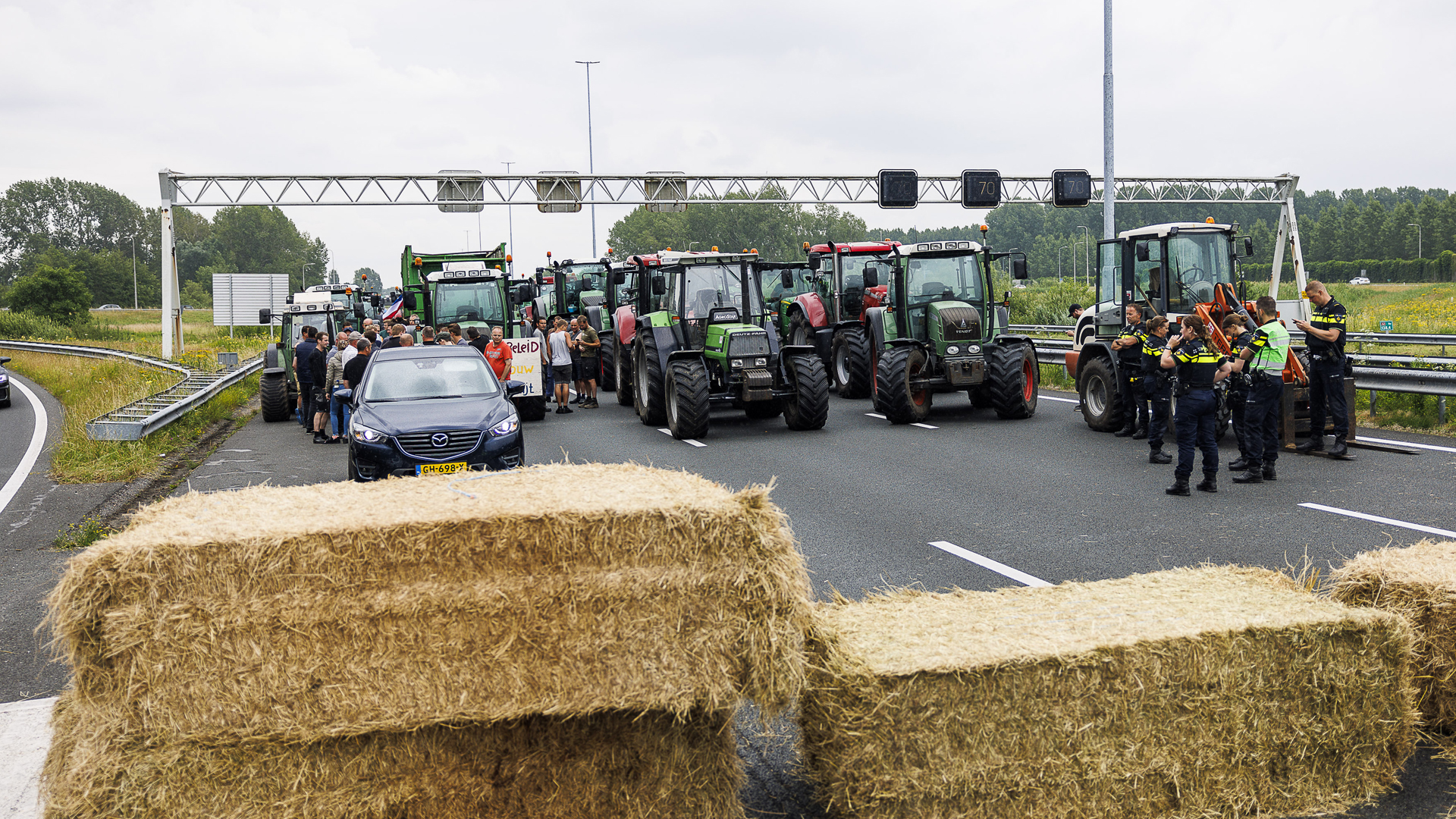 Traktoren auf der A2 hinter einer Heuballen-Barrikade | picture alliance / PRO SHOTS
