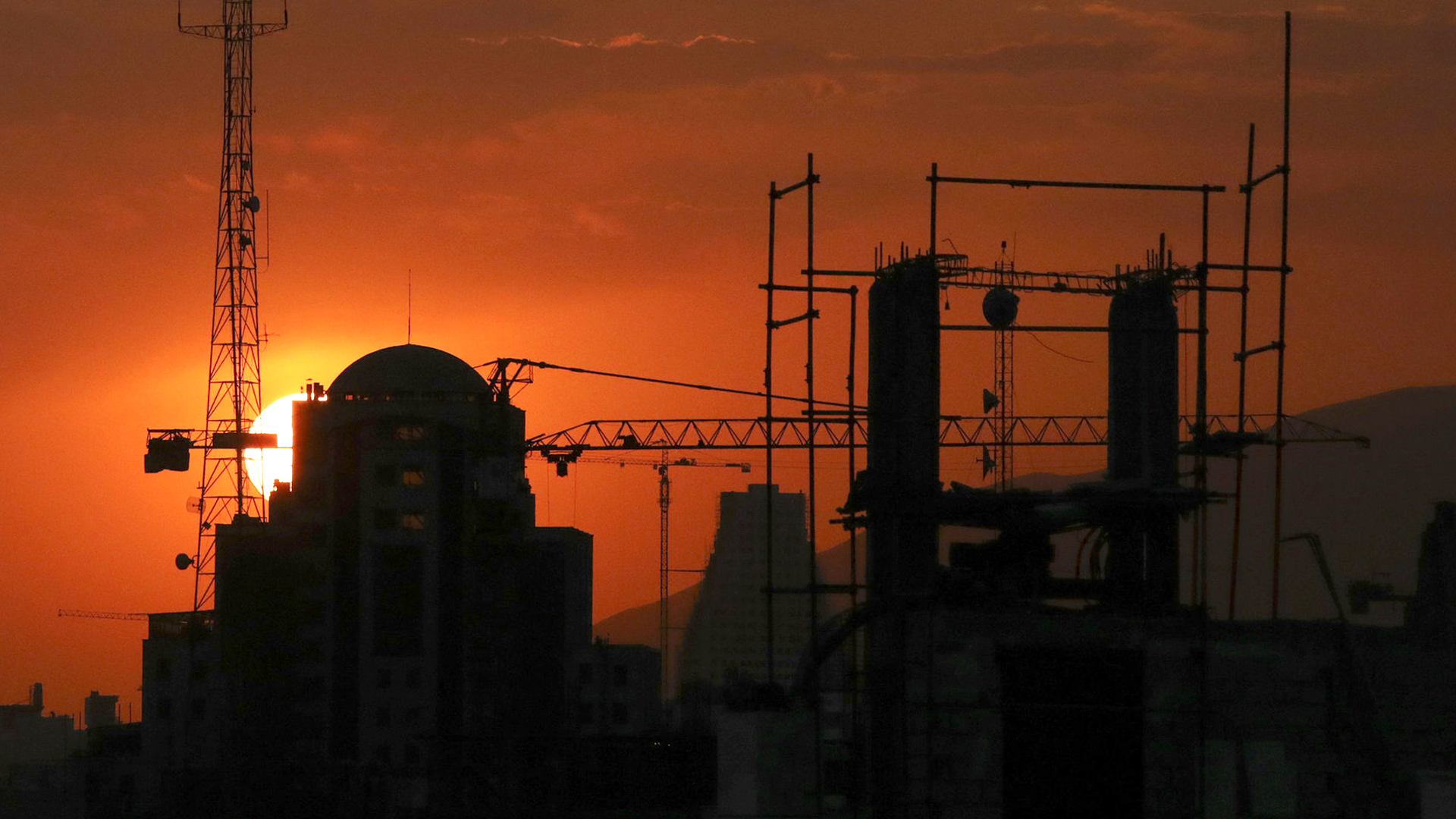 Silhouette von Gerüsten und Gebäuden an einer Baustelle in Teheran | AP