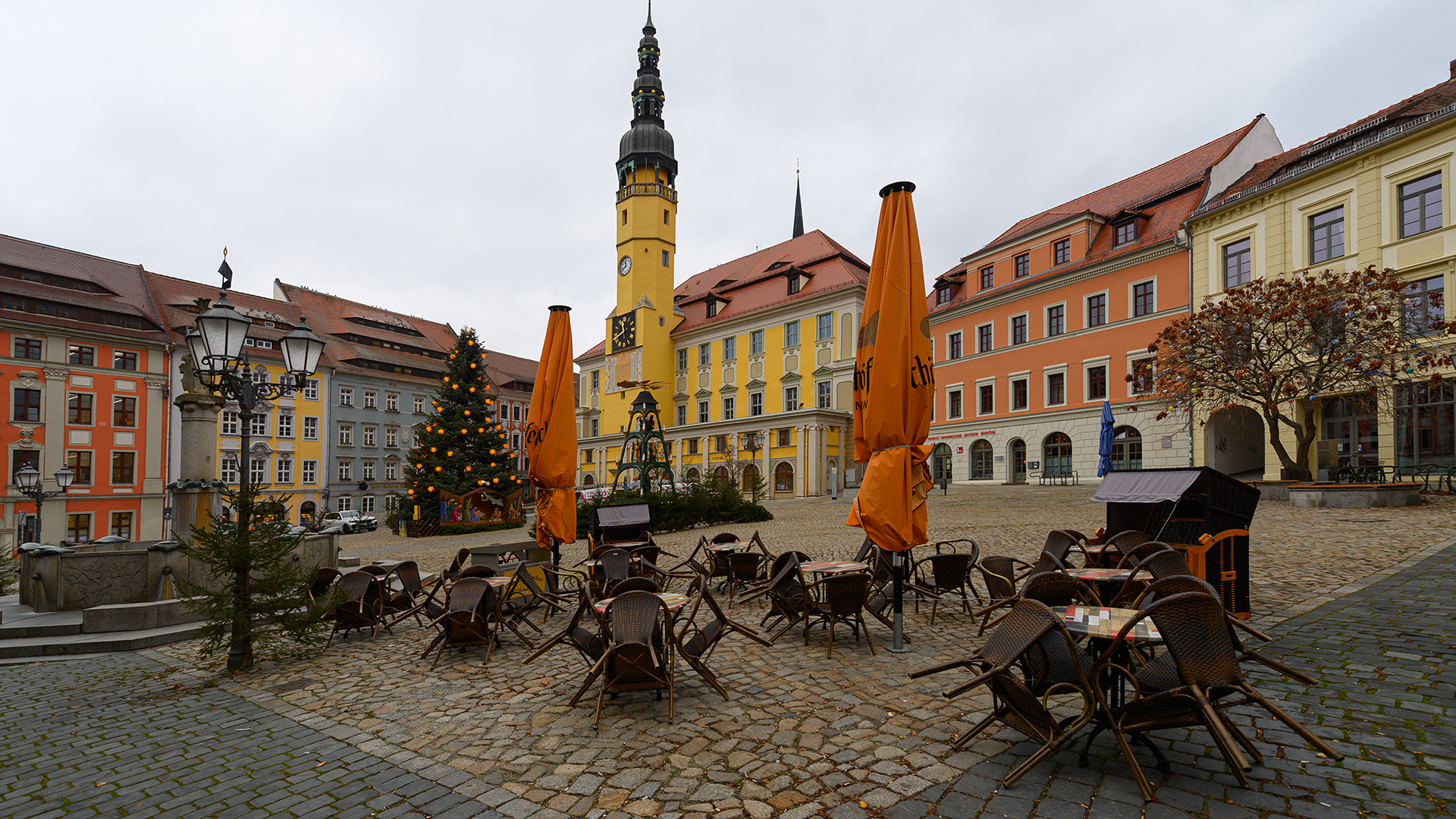 Der menschenleere Marktplatz in Bautzen (Sachsen) mit dem Rathaus