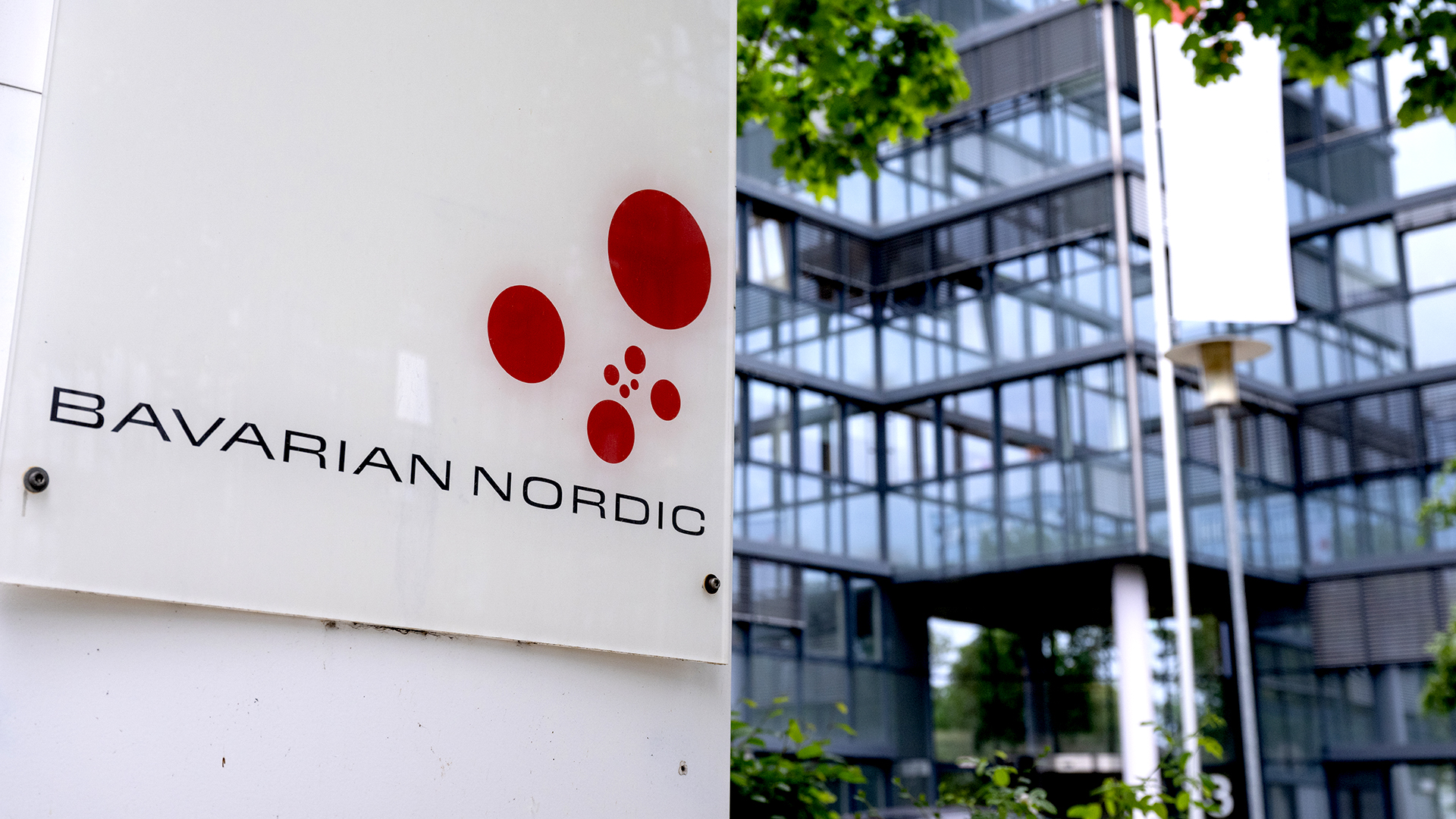 Das Logo des Biotechnologieunternehmens Bavarian Nordic ist auf einem Schild an einem Firmengebäude zu sehen.