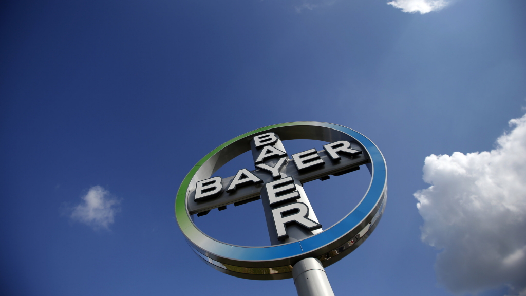 Ein Schild der Firma Bayer.