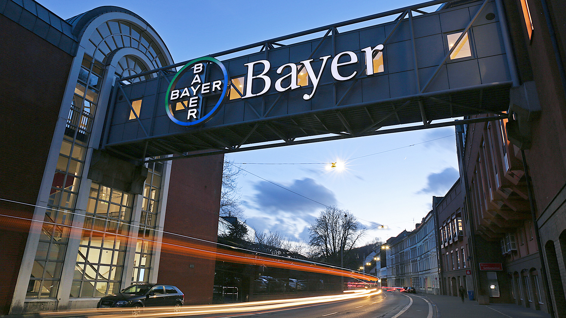 Unter dem Bayer-Kreuz am Werk in Wuppertal fahren Fahrzeuge durch. | dpa