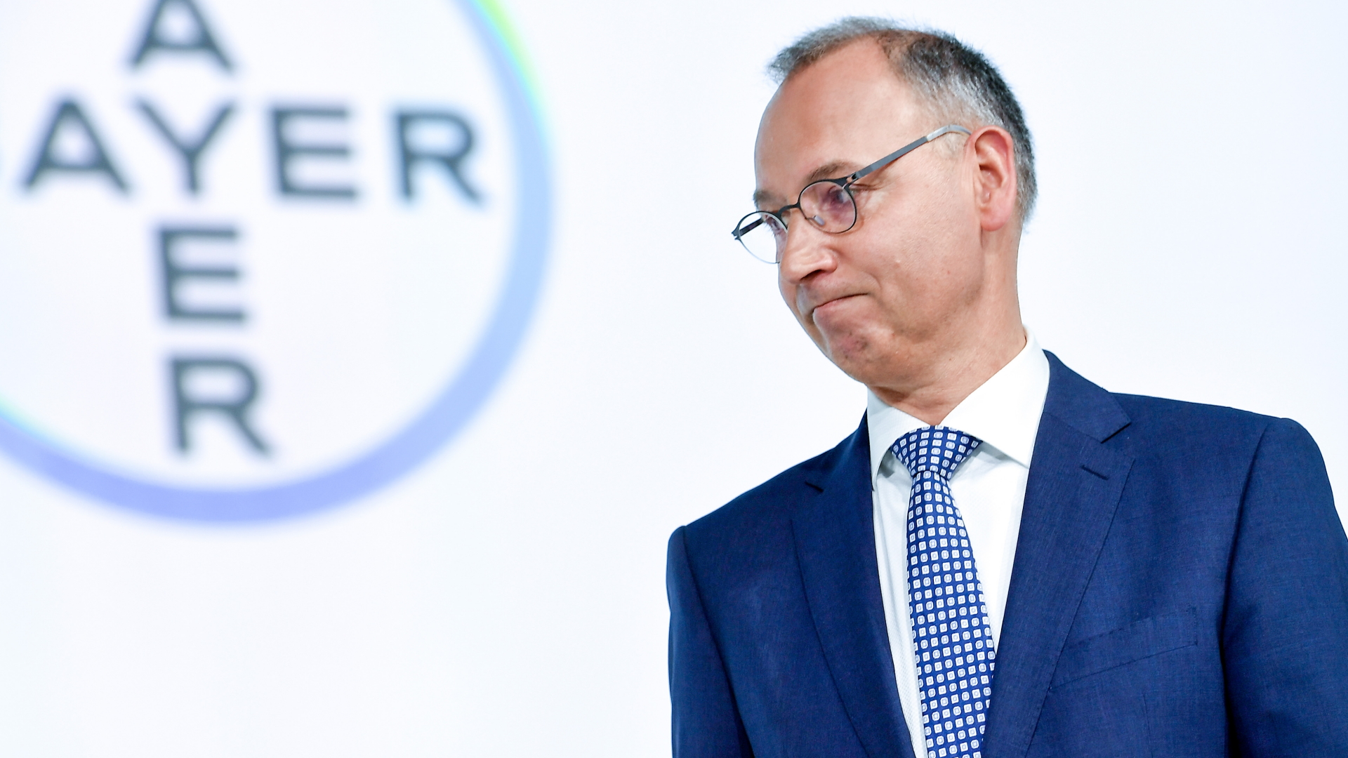 Bayer-Chef Werner Baumann betritt bei der Aktionärshauptversammlung die Bühne. | SASCHA STEINBACH/EPA-EFE/REX