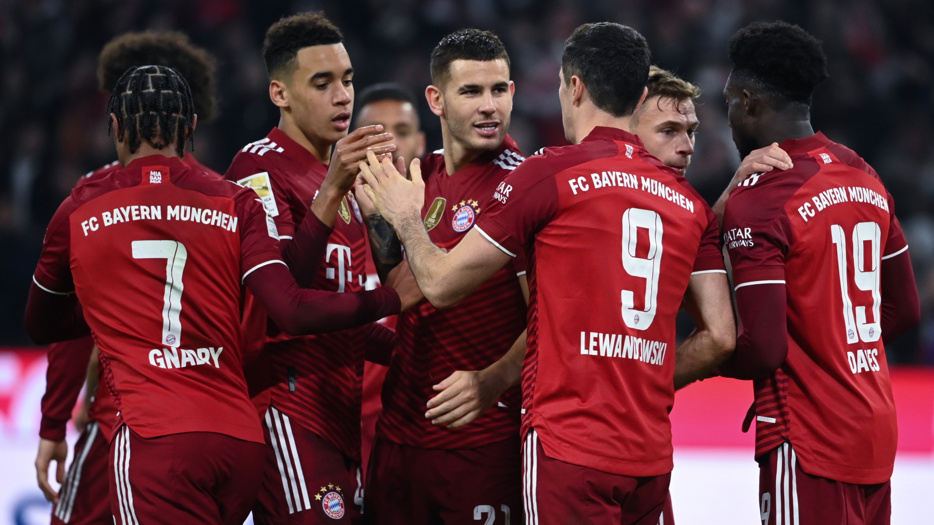 Münchens Robert Lewandowski jubelt mit seinen Mannschaftskameraden über das 2-0 gegen Freiburg. | dpa